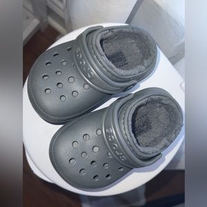 Fuzzy Crocs— 5C
